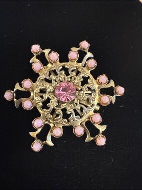 Vintage ornate gold tone starburst design brooch with pink accents